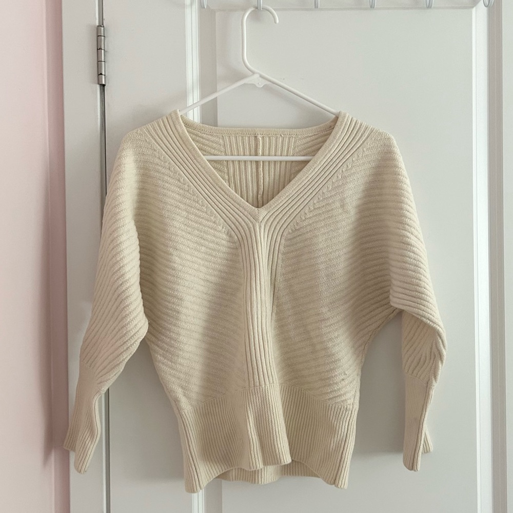 trina turk 100% merino wool cream v neck sweater